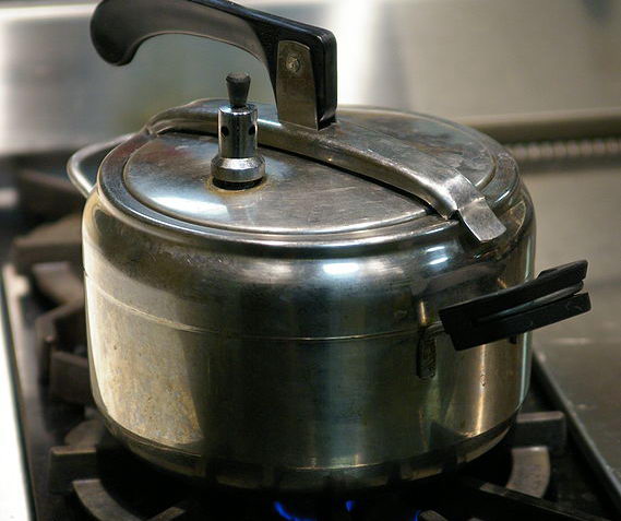 Tại sao nồi áp suất lại giúp cho chúng ta nấu ăn nhanh hơn?