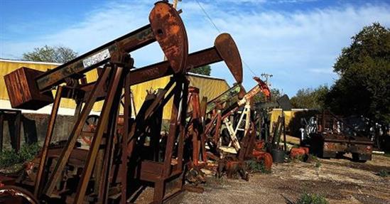 Giá dầu tăng vọt sau dự đoán sản lượng dầu phiến giảm