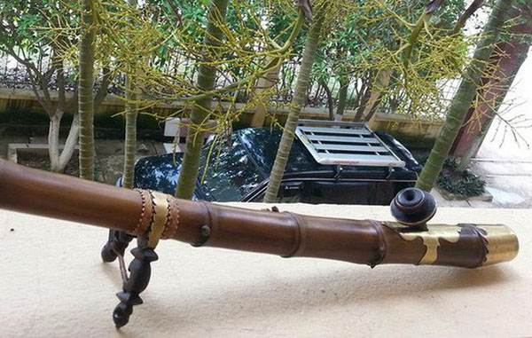 Đại gia Lê Thanh Thản: Tôi thích hút thuốc lào, đi xe Rolls-Royce....và có một chân dài