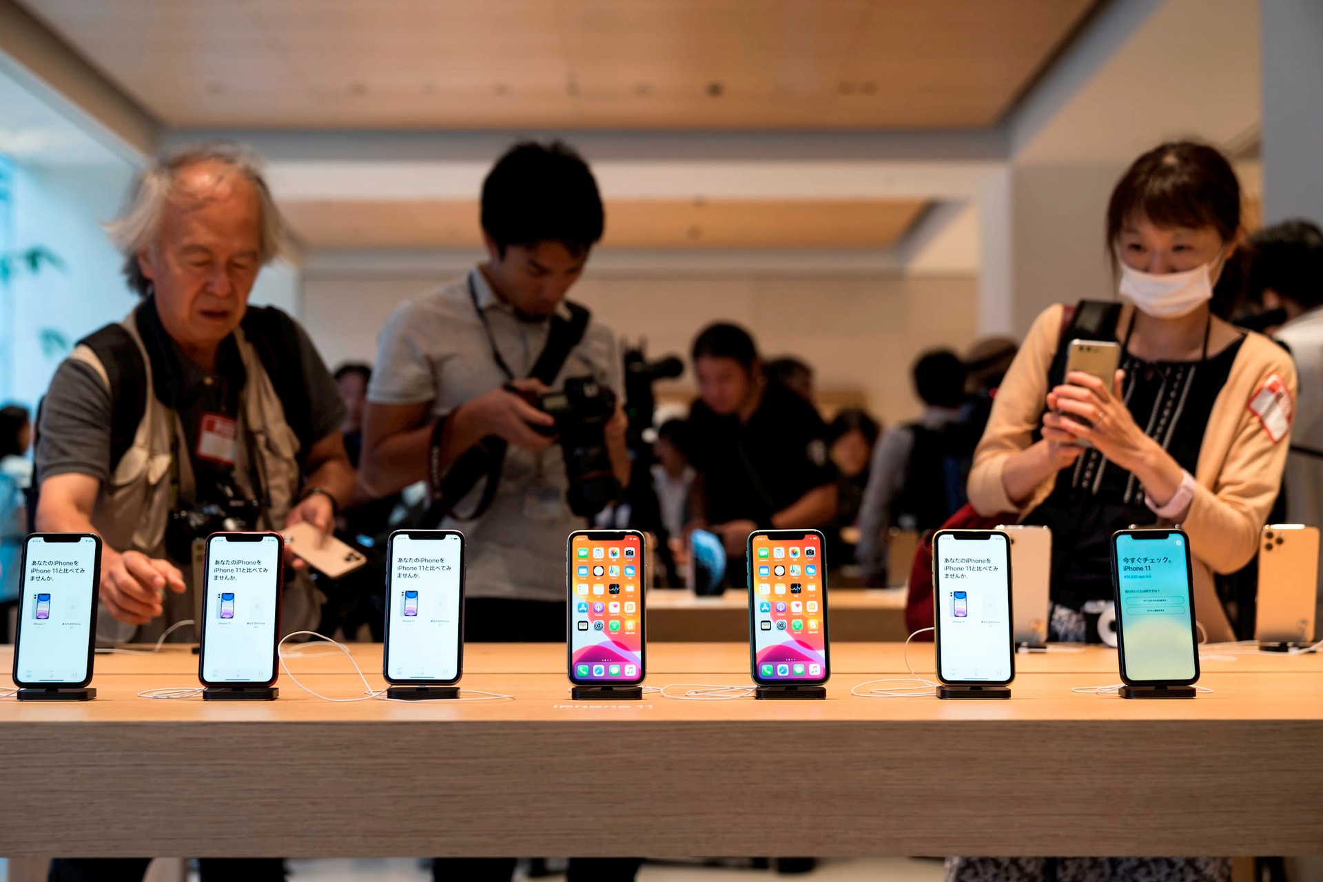 Ông Trump miễn thuế cho iPhone, laptop là 'kịch bản trong mơ' cho giới công nghệ: Người dân Mỹ hưởng lợi gì?