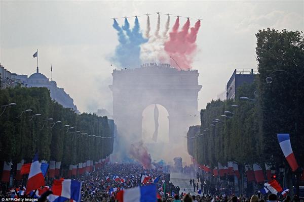 Cận cảnh 'biển người' chào đón nhà vô địch Pháp rước cúp về Paris