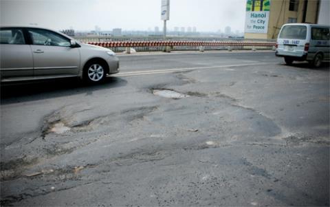 Chính thức mời chuyên gia Nga sửa mặt cầu Thăng Long