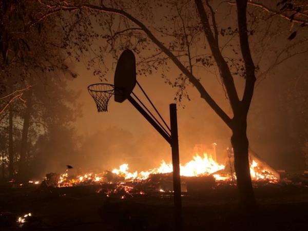 Cháy rừng “như tận thế” ở California (Mỹ) làm hàng nghìn người sơ tán