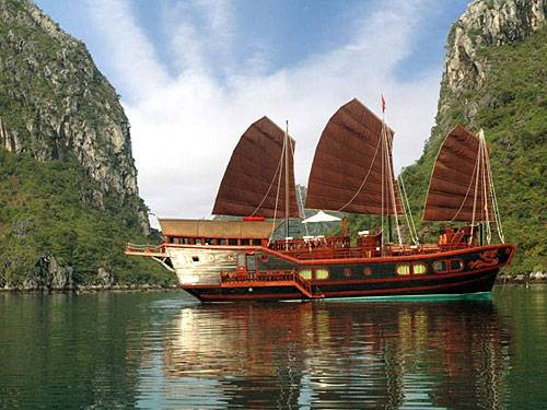Sơn trắng tàu du lịch Hạ Long: Tốn kém mà chưa chắc đẹp!