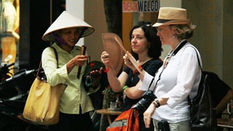 Khách 'Tây' khốn khổ ở phố cổ