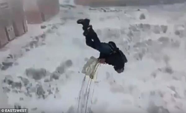 Sốc: Người đàn ông Nga nhảy dù từ ban công nhà cao tầng