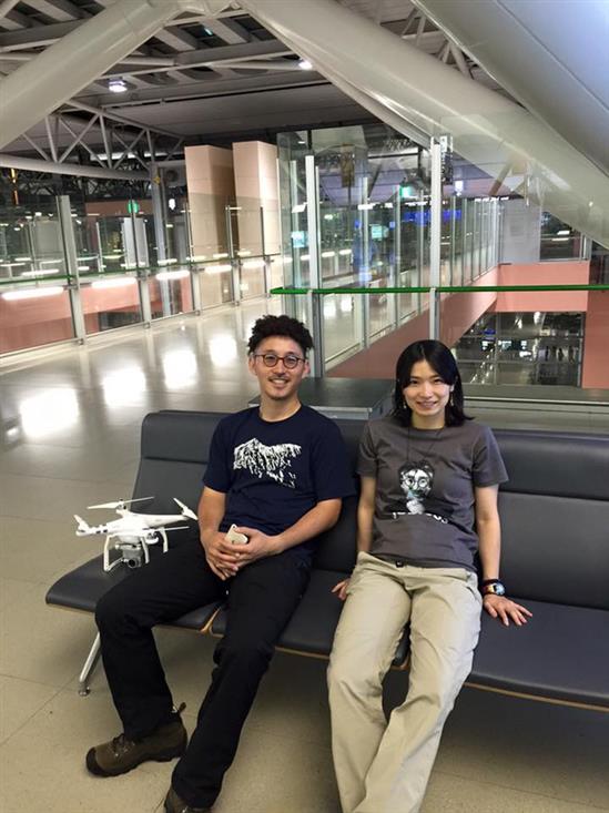 Đi trăng mật qua 41 nước, cặp đôi này đã cùng selfie theo cách mà ai cũng phải ngả mũ thán phục