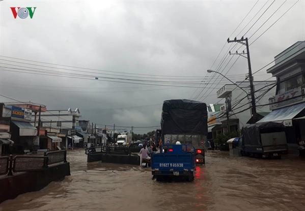Khánh Hòa: Lũ cuốn sạt lở nhiều nơi, Nha Trang ngập trong biển nước