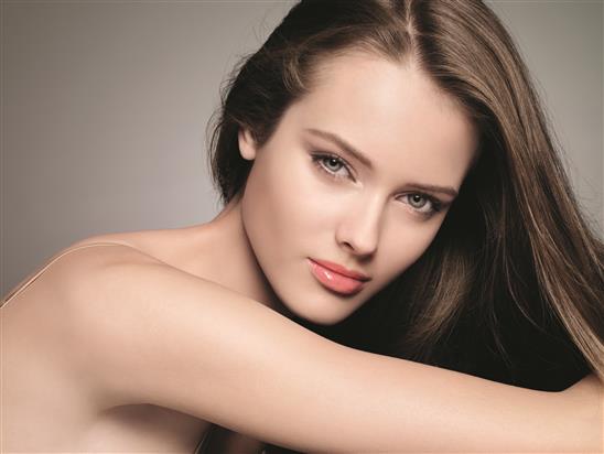 Chân dài làm huyên náo làng mẫu khi mới 14 tuổi
