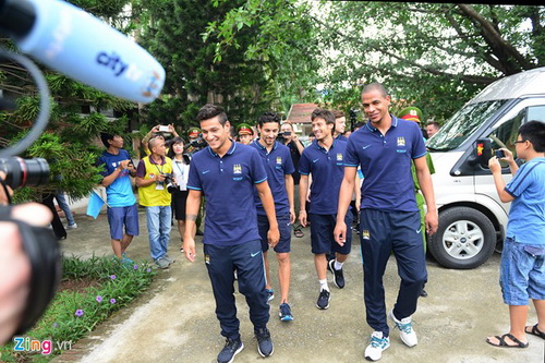 Sao Man City dùng tay in tranh tặng fan nhí