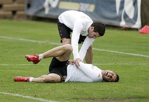 Top 10 pha 'ăn vạ' hài hước nhất của bóng đá thế giới