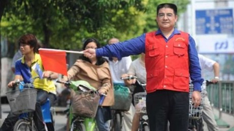 Tỉ phú Trung Quốc tặng xe hơi để giáo dục lòng yêu nước