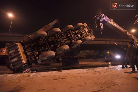 Cần cẩu trọng tải lớn tự lật trong đêm ở Hà Nội