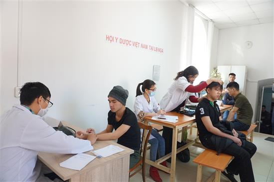 Các bác sỹ trẻ VN tại LB Nga khám bệnh cho công nhân VN