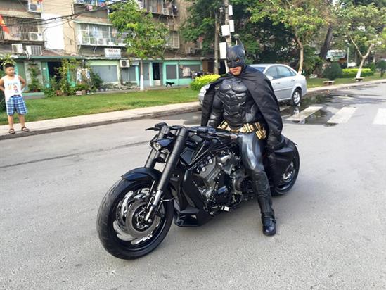 Chàng trai Việt Nam đầu tư cả bộ Batman, xuống phố chơi Tết