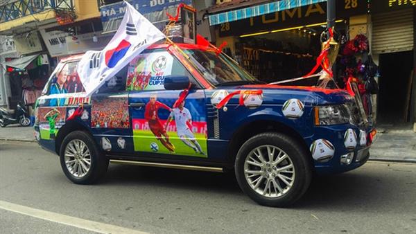 Hình ảnh nhiều mẫu xe được trang trí cổ vũ đội tuyển Việt Nam