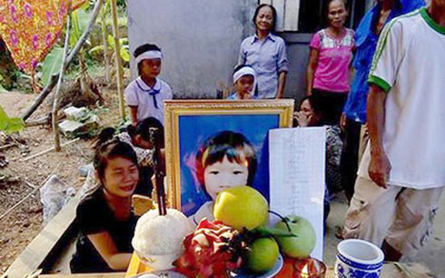 Quá đói, bé gái lớp 3 chết khi đi học về