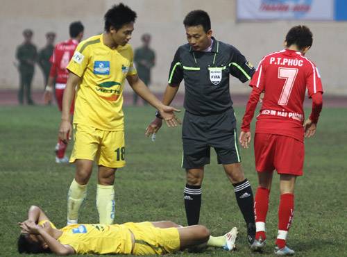 ‘Còi vàng’ Võ Minh Trí buồn vì lên báo quốc tế