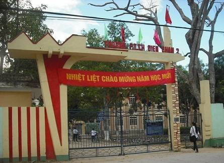 Đang ngồi học, một nữ sinh cấp 3 chuyển dạ