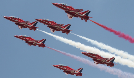 Hơn 200.000 người xem cuộc biểu diễn ở Zhukovsky vinh danh 100 năm Không quân Nga