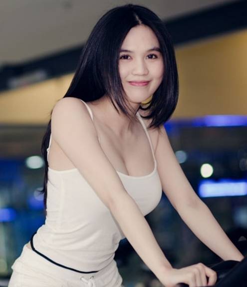 Ngọc Trinh đích thị 'nghiện' màu nude