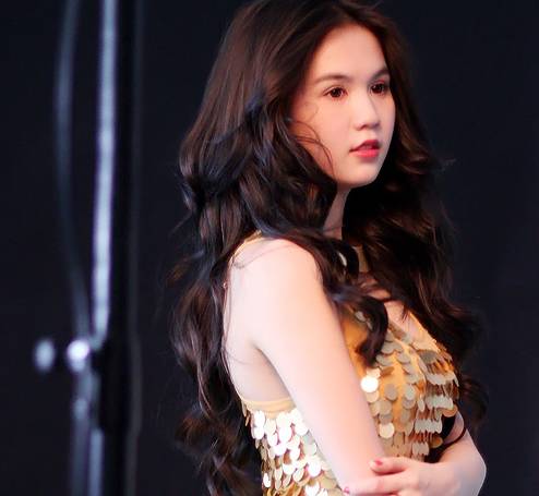 Ngọc Trinh lấp lánh và... ngọt lịm