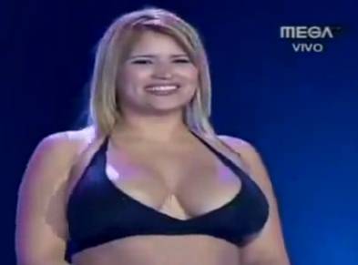 Dùng ngực biểu diễn đủ trò