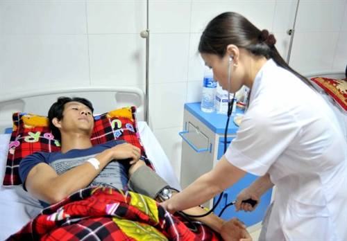 Cập nhật vụ cầu thủ SHB Đà Nẵng ngộ độc: Chưa rõ hoãn trận đấu hay không