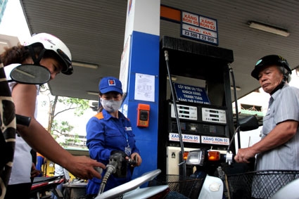 Giá xăng tăng và sức chịu đựng của người dân
