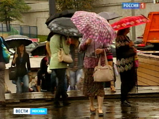 Mùa hè kết thúc, cư  dân Moskva thay đổi cách ăn mặc