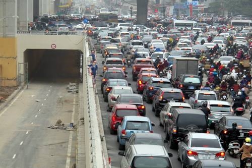 Xế hộp xếp hàng dài sau mưa tại hầm chui nghìn tỷ