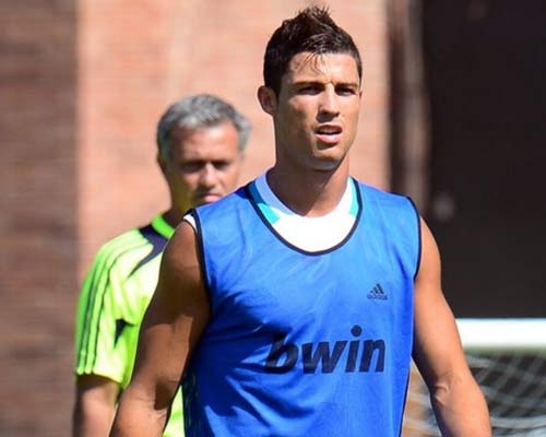 Vụ Ronaldo: Vết nứt bất ngờ với Mourinho