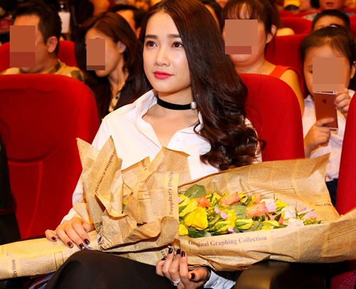 Nhã Phương công khai hôn Trường Giang trên sân khấu