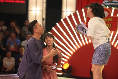 3 thí sinh 'Thách thức danh hài' khiến Trấn Thành quỳ lạy