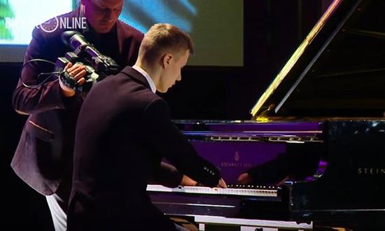 Nghị lực phi thường để thành thần đồng piano của thiếu niên không có ngón tay