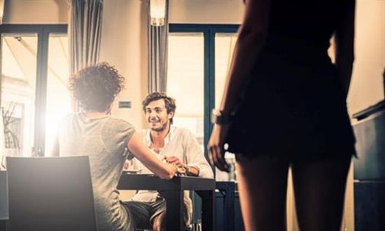 Chết khiếp với cách đánh ghen của cô vợ 