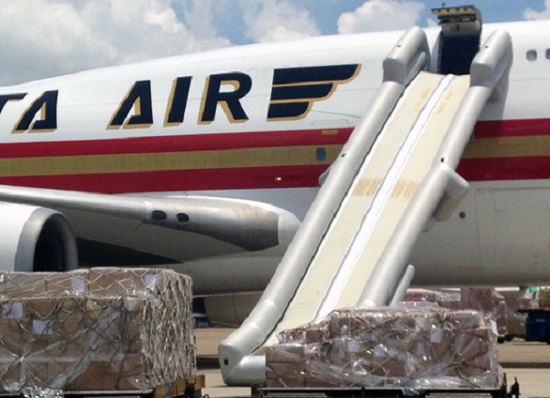 Máy bay của Mỹ bung cầu phao trong lần đầu đến Tân Sơn Nhất