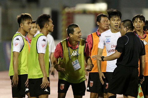 Người Italia: Nhờ vụ sân Thống Nhất mới biết Việt Nam có… bóng đá