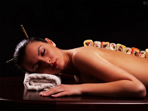 Nghề mẫu nude bàn tiệc sushi: Sự thật trần trụi hiếm ai biết