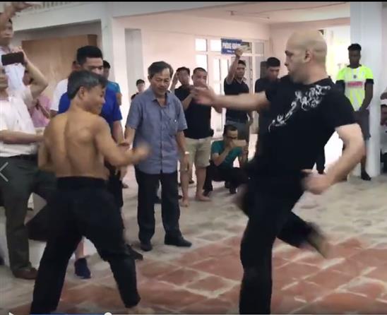 Sốc: Võ sư Pierre mất 4 phút để hạ knock-out võ sư Bảo Châu