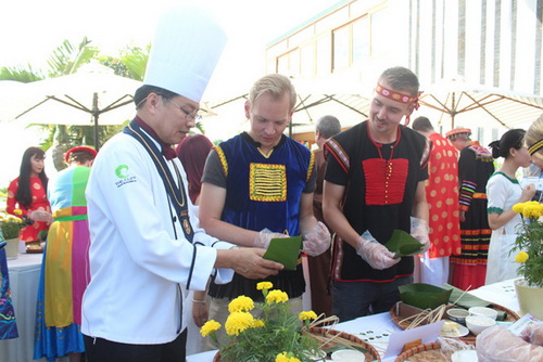 Khách Tây thích thú với trải nghiệm gói bánh chưng, đón Tết Việt