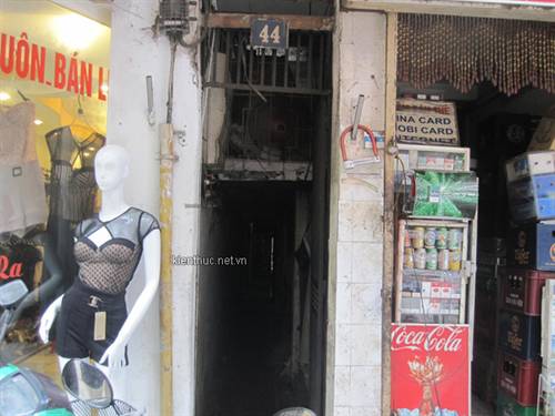 Hà Nội: Căn nhà chỉ có thể nằm, bò hoặc ngồi