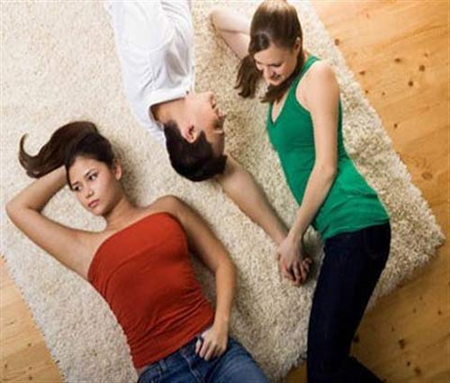 Hàng ngày, chồng chăm vợ con xong lại sang ngủ với bồ