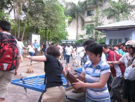 Xót lòng trước “clip chế” vụ phụ huynh xô đổ cổng trường