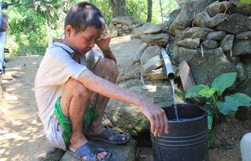 Truy ’bệnh lạ’:Cảm động bác sĩ không dám uống nước dân mời!