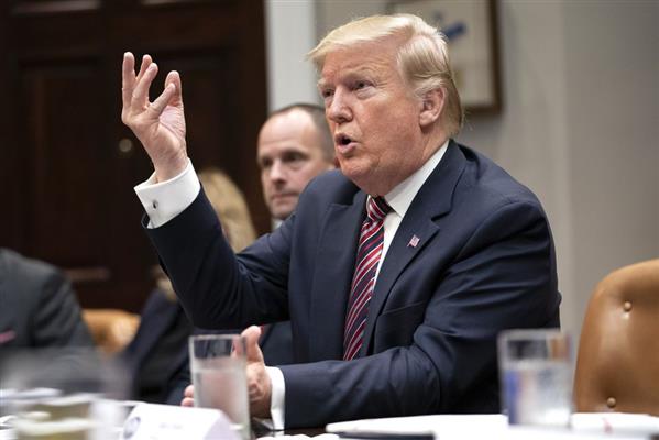 Giữa căng thẳng bủa vây, ông Trump đột ngột 