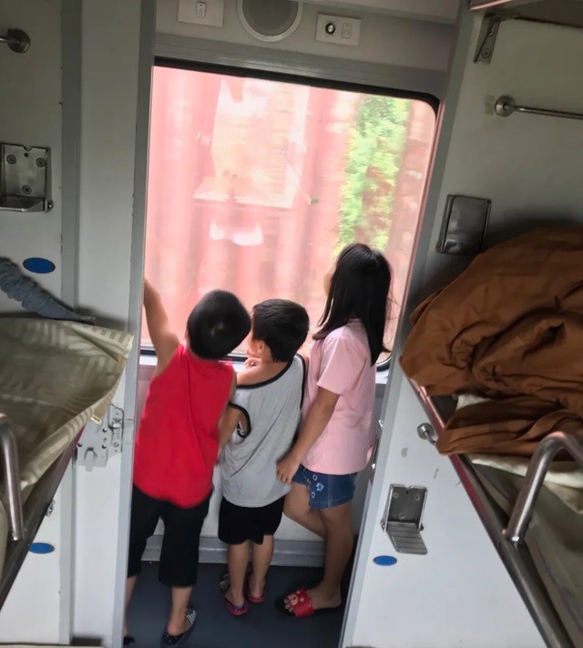 Người đàn ông bật khóc khi mẹ dặn: 