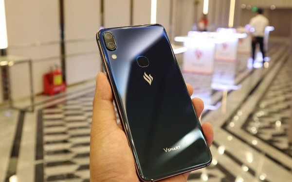 Tỷ phú Phạm Nhật Vượng tặng mỗi chủ căn hộ Vinhomes một điện thoại Vsmart nhân dịp năm mới