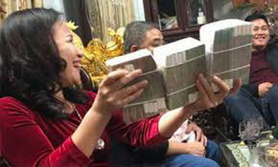 Màn lì xì hơn nửa tỷ của bà nội Việt là clip hot nhất mùa Tết 2018