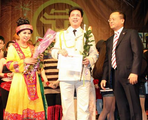 Những nhành phượng vĩ tỏa sáng rực rỡ mừng Đảng mừng Xuân Nhâm Thìn 2012 (tin video, ảnh)